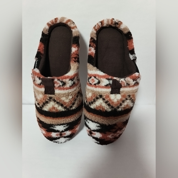 isotoner Other - New Men Slippers / Size 8-9